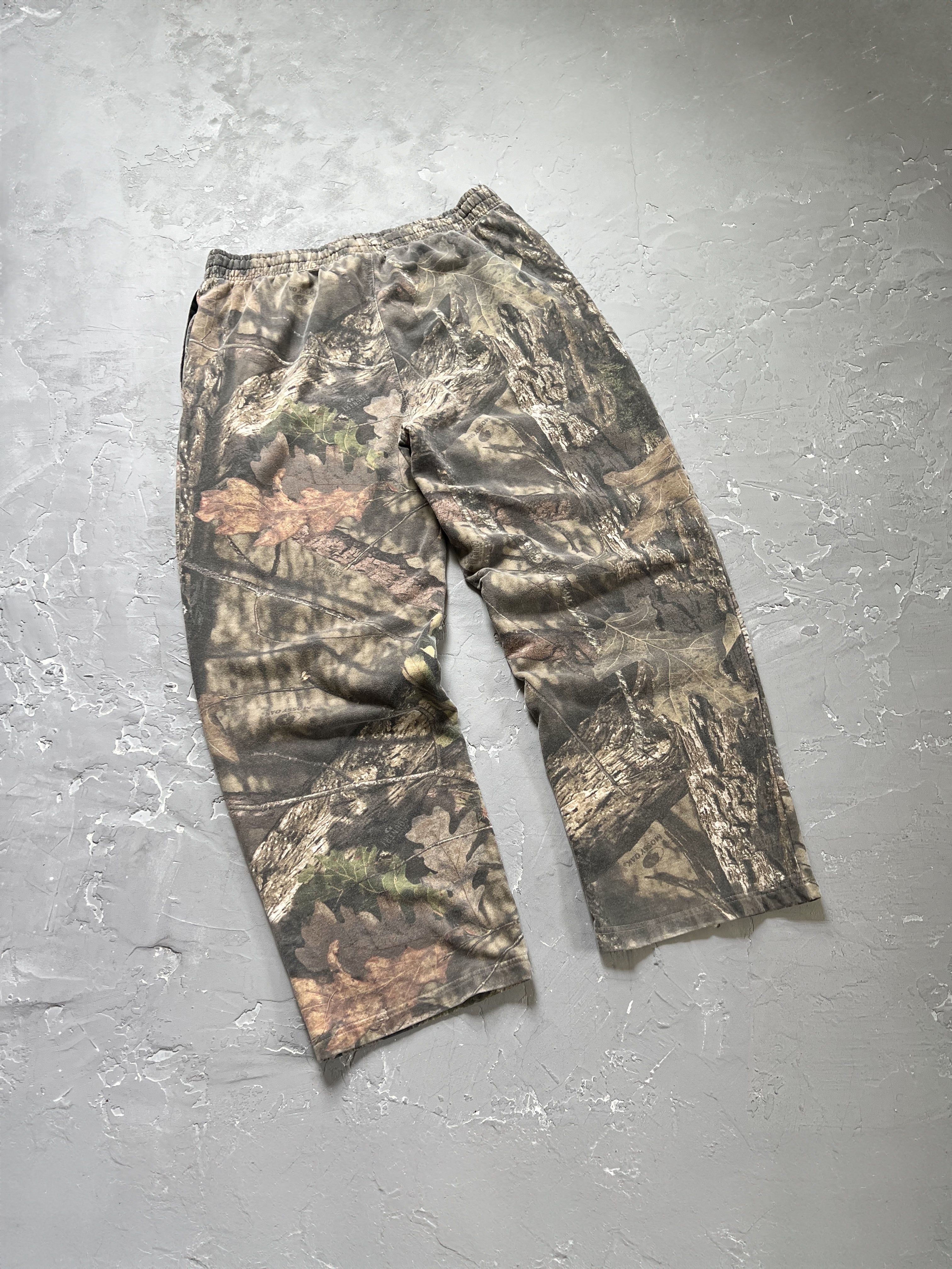 2000s Baggy Mossy Oak Camo Sweatpants [28-40 x 30]