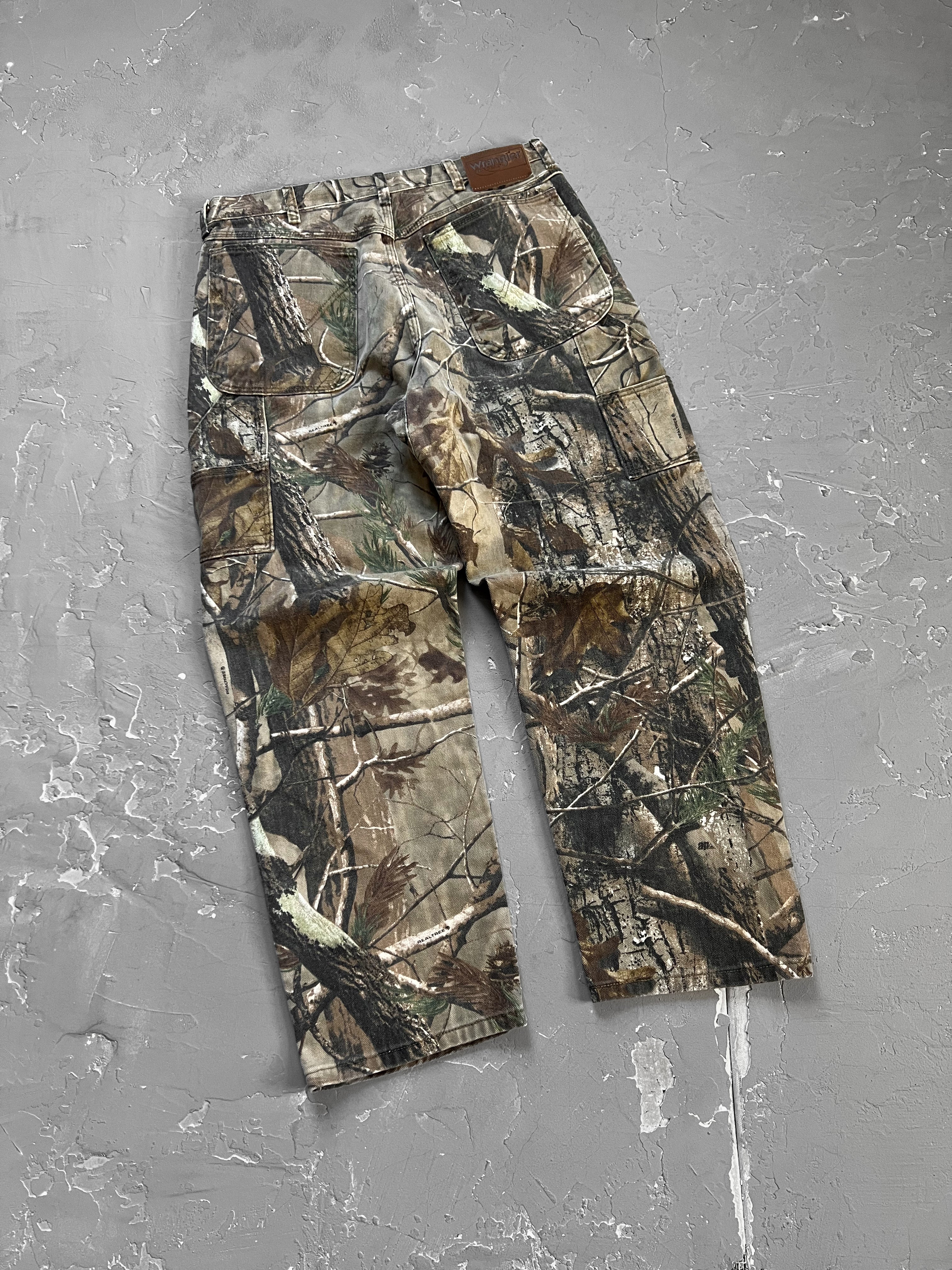 2000s Wrangler Realtree Camouflage Carpenter Pants [33 x 30]