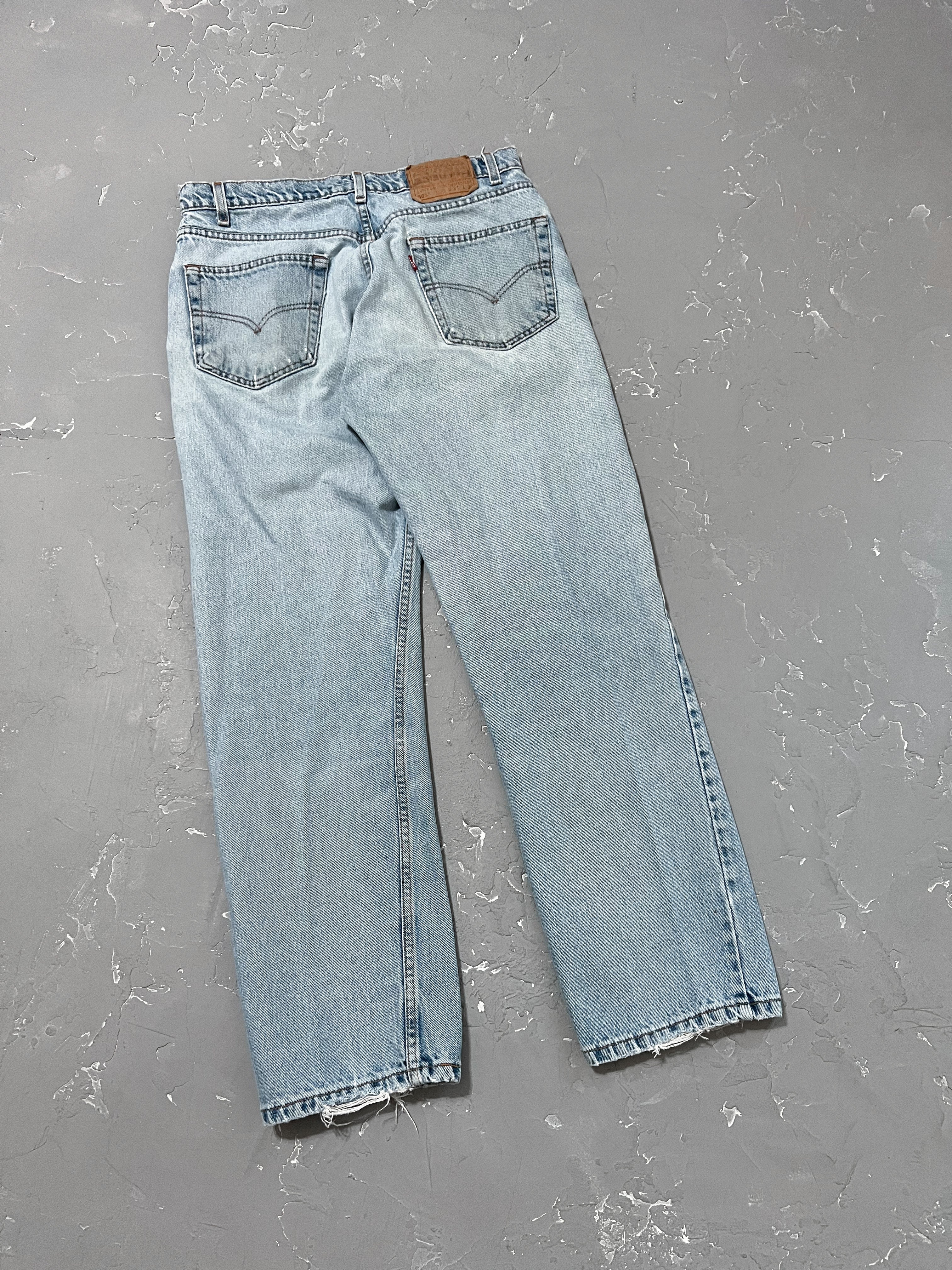 1990s Light Wash Levi's 505 [32 x 30] – From The Past