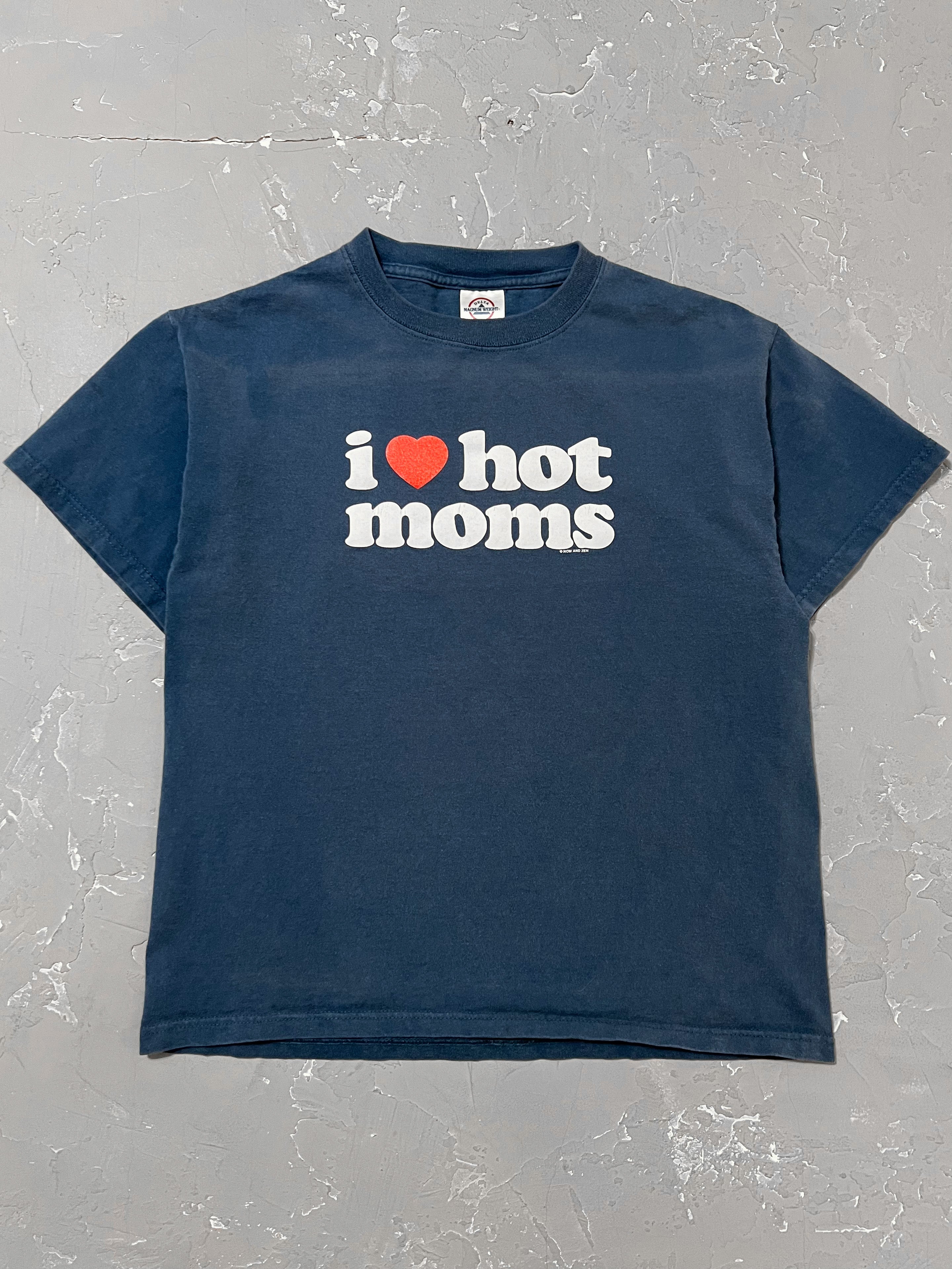 2000s “I Love Hot Moms” Tee [M]